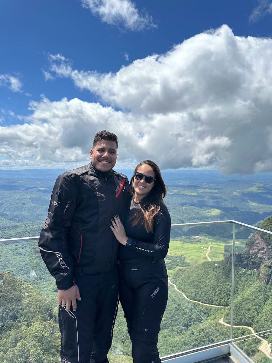 Abraçados no mirante de vidro dos Altos do Corvo Branco