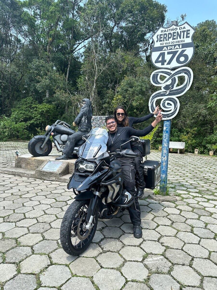 Na moto ao lado da placa da Serpente 476
