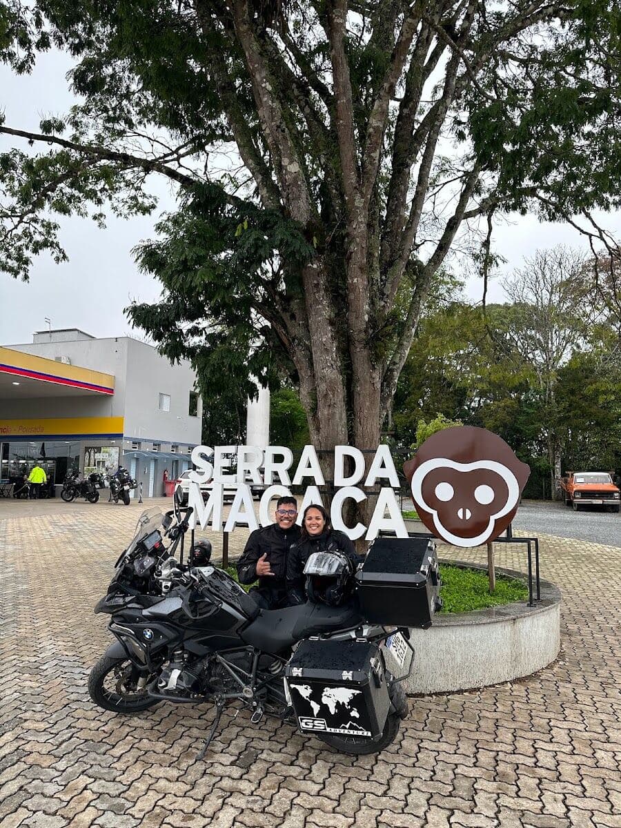 Com a moto no letreiro da Serra da Macaca