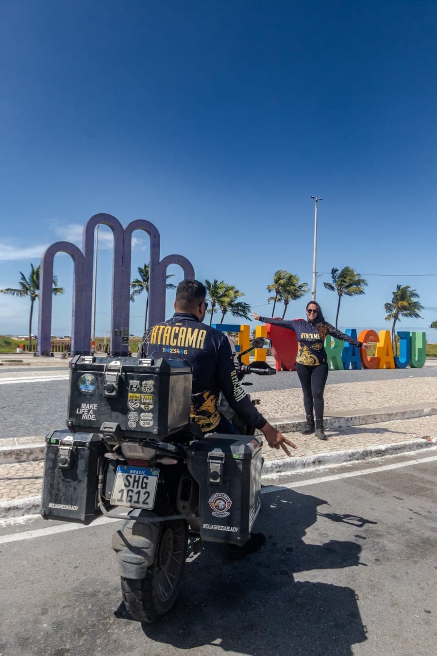 Com a moto no letreiro de Aracaju