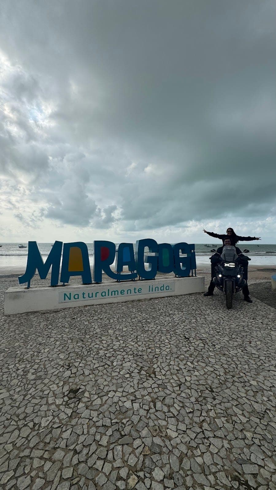 Com a moto no letreiro de Maragogi