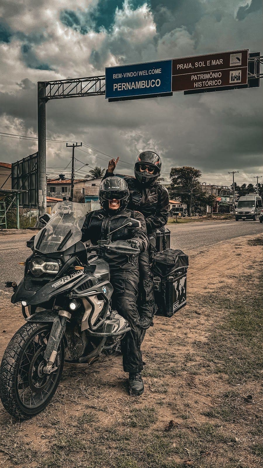 Na moto embaixo da placa de Pernambuco