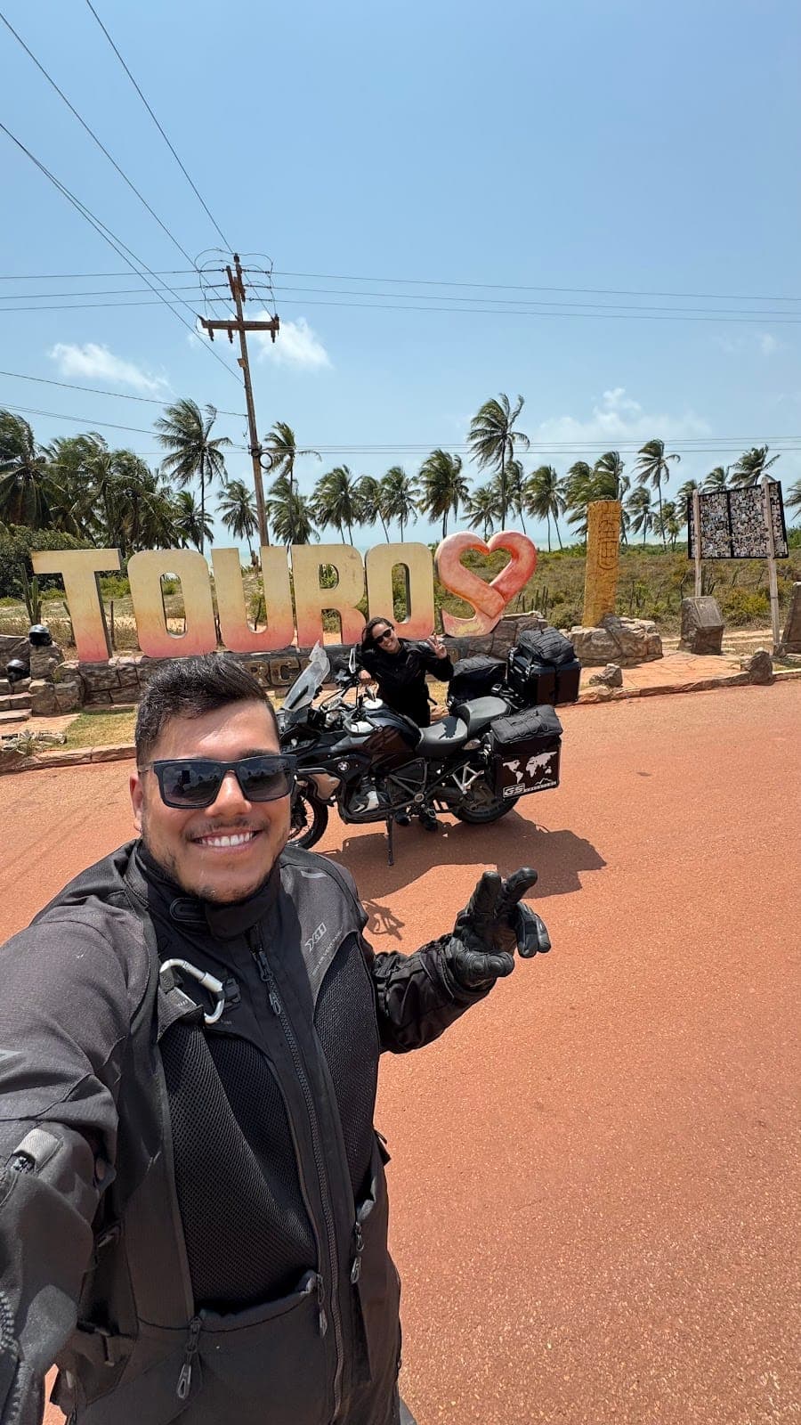 Selfie com a moto no letreiro de Touros