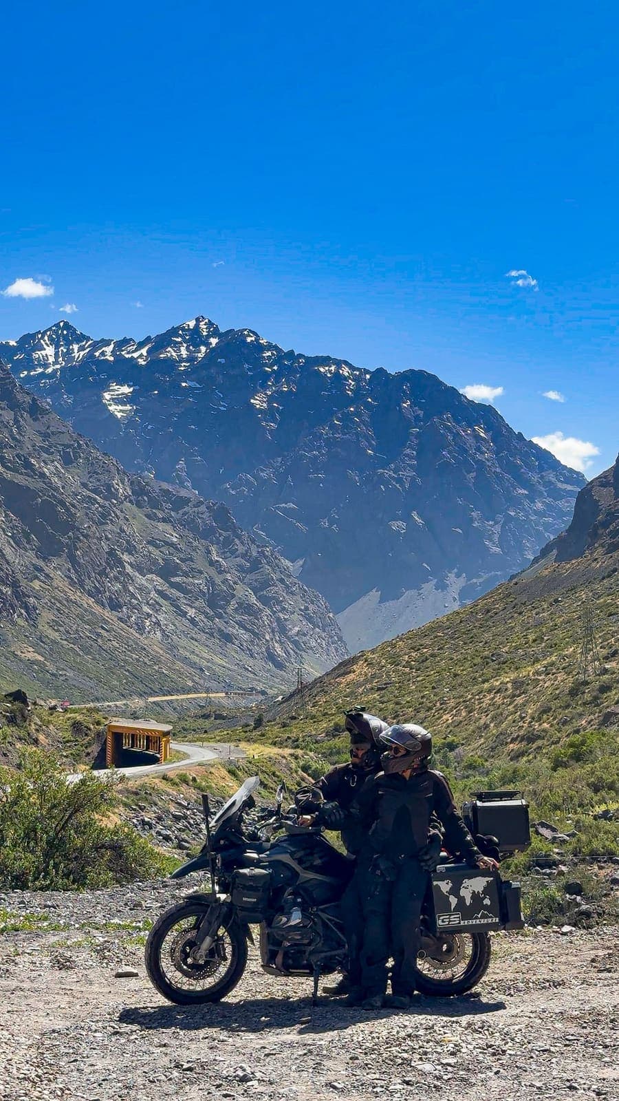 Parados na estrada entre as montanhas da Cordilheira