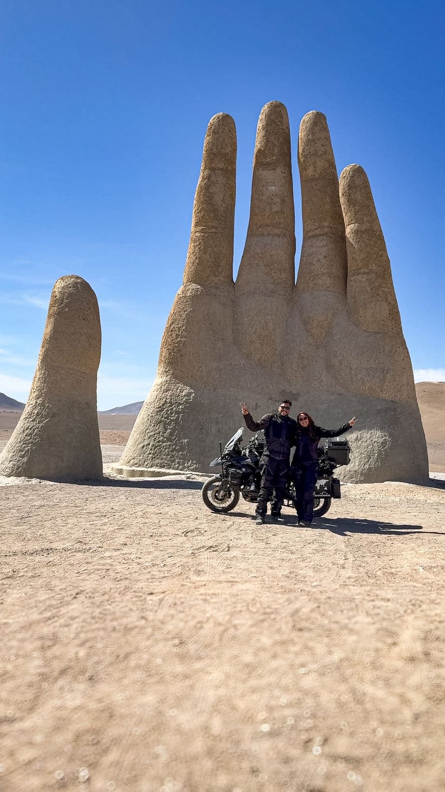 Nós dois e a moto em frente à Mano del Desierto