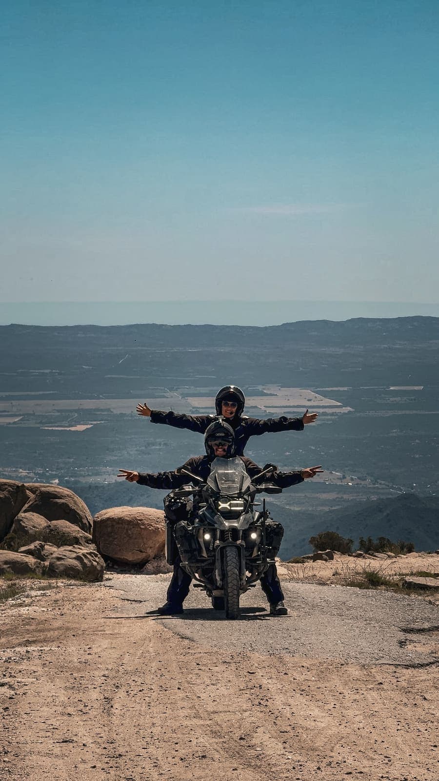 Na moto em um mirante com o vale ao fundo