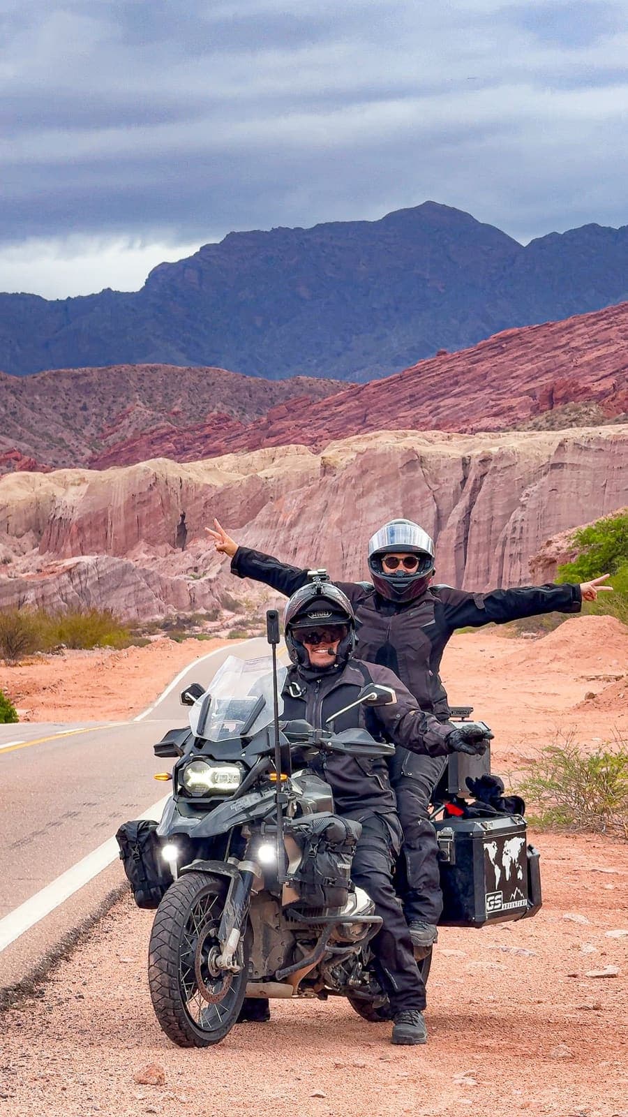 Na moto em frente às montanhas coloridas da Quebrada