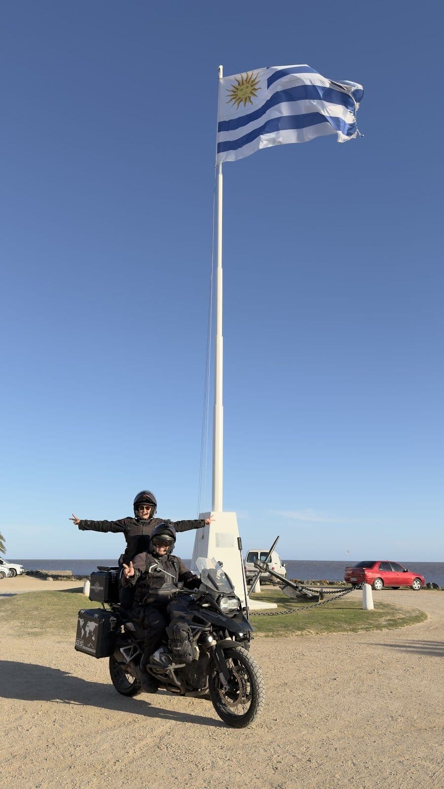 Braços abertos na moto embaixo da bandeira do Uruguai