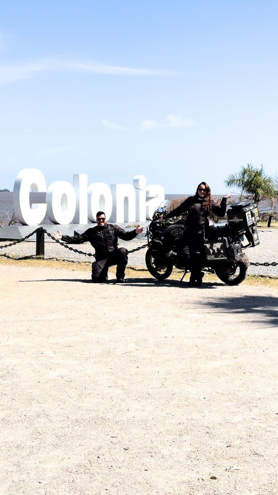 Com a moto no letreiro de Colonia