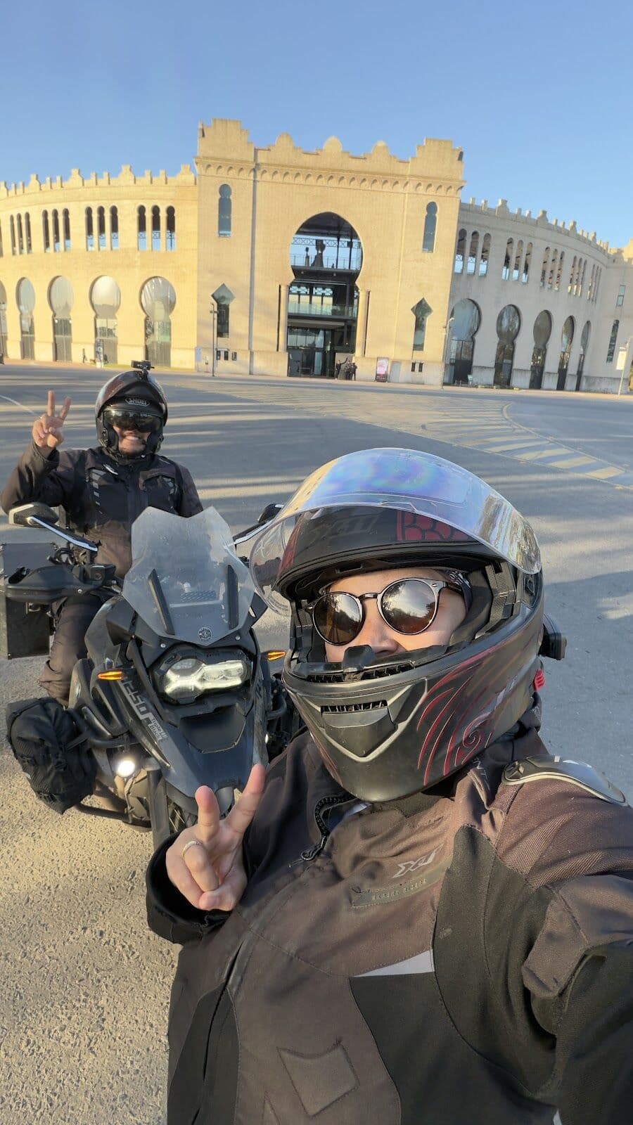 Selfie com a moto na Plaza de Toros de Colonia