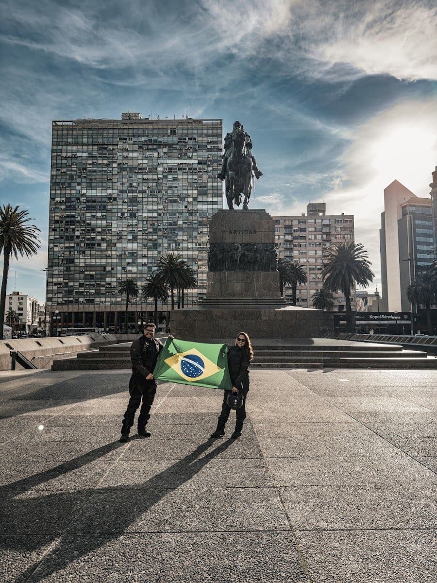 Com a bandeira do Brasil na Plaza Independencia, em Montevideo